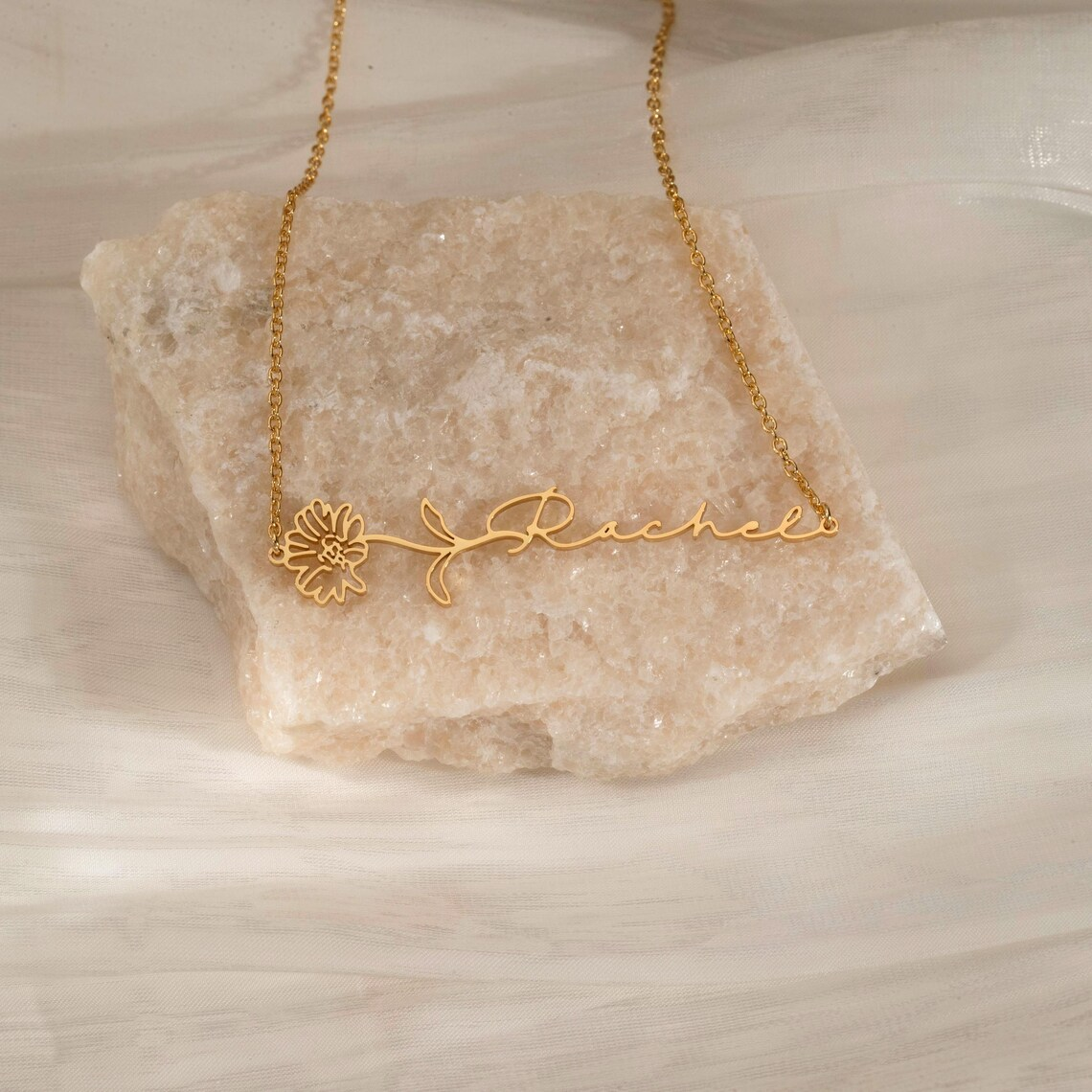 Haiyufly Custom Name Necklace  - Birth Flower Necklace のレビューと価格